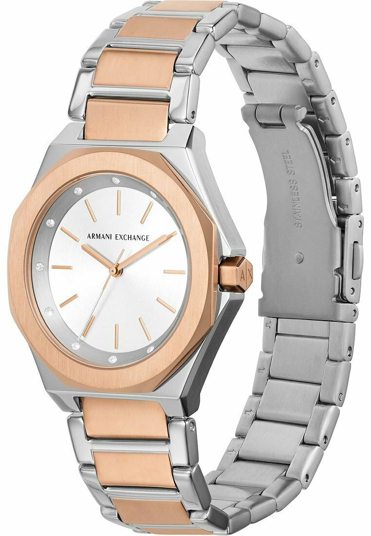 Reloj de acero inoxidable con un bisel octagonal en color oro rosa, esfera plateada, índices horarios dorados y una pulsera de metal bicolor. Presenta pequeños diamantes a las 12, 3 y 6 en punto.