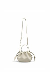 Pieni kermaan vivahtava tekonahkainen käsilaukku, jossa pyöreä muoto, nyörikiristys, kaksi solmittua sivukahvaa ja säädettävä hihna.