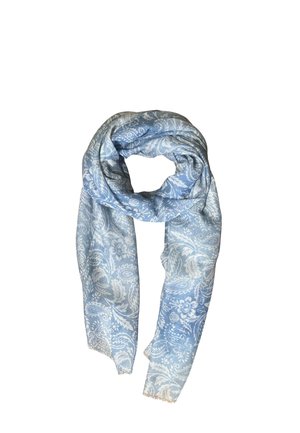 Sciarpa azzurro chiaro con motivi floreali bianchi e paisley, piegata morbidamente con bordi frangiati visibili.