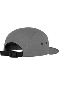 Grijze baseballpet met een vlakke rand, gemaakt van stof met een gestructureerde afwerking, voorzien van een verstelbare strap aan de achterzijde en ventilatiegaten.