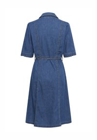 Jeansklänning med krage, korta ärmar, figurnära midja och en utsvängd kjol. Har kontrasterande sömmar och sidofickor.