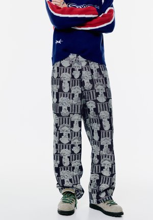 PRINTED BAGGY JOGGER - Hlače - dark-blue denim