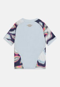 Ανοιχτό μπλε αθλητικό μπλουζάκι με πλεκτές πλάγιες πάνελ και πολύχρωμο αφηρημένο σχέδιο. Σχεδίαση με στρογγυλή λαιμόκοψη και κοντά μανίκια με εκτυπωμένα αξεσουάρ.