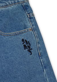 Vaqueros de mezclilla en azul medio con textura visible; cuentan con costuras naranjas y un logotipo bordado en negro en el bolsillo delantero.