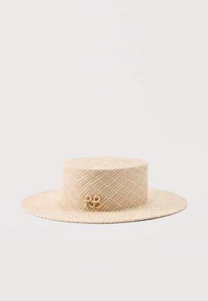 Sombrero tipo boater de paja tejido en color beige, con copa plana, ala ancha, patrón geométrico sutil y pequeña decoración de paja torcida en el costado.