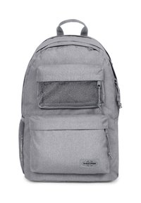 Mochila gris con una tela texturizada, con un asa superior, un bolsillo delantero con cremallera y un bolsillo de malla lateral para almacenamiento adicional.
