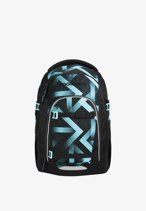 Rucksack aus schwarzem Stoff mit blauen geometrischen Mustern. Mehrere Fächer, verstellbare Träger und ein Logo auf der Vorderseite.