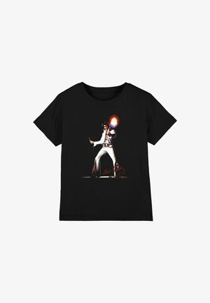 Schwarzes T-Shirt mit einem farbigen Bild eines männlichen Sängers in weißem Overall, der ein Mikrofon hält, mit feurigem Licht im Hintergrund und einer Unterschrift darunter.