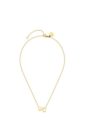 Feine Goldkette mit Herzanhänger und Buchstabenanhänger C, mit kleinem rundem Anhänger nahe dem Verschluss.