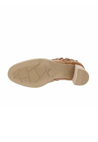 Scarpa con tacco alto beige caratterizzata da una superficie testurizzata, punta arrotondata e suola decorata. Accentuata da dettagli intrecciati sui lati.