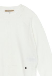 Maglione bianco con colletto e orlo a coste, parte frontale texturizzata con dettagli in lavorazione a trecce e un piccolo logo nero in basso a destra.