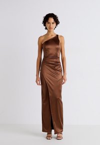 WAL G. AUTUMN WEDDING LOIS ONE SHOULDER MAXI - Rochie maxi - chocolate brown