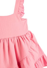 Roze jurk van textuurstof met ruches op de schouders en een uitlopende, gelaagde rok. Heeft een horizontale naad op de taille.