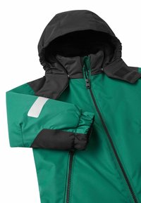 Groene waterdichte jas met een zwarte capuchon en accenten. Voorzien van eenrits aan de voorkant, elastische manchetten en een reflecterende streep op de mouw.