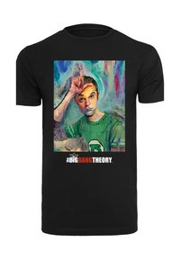Camiseta de algodón negra con un estampado gráfico colorido de un personaje haciendo un gesto con la mano. Debajo, "la TEORÍA DEL BIG BANG" en texto en negrita.