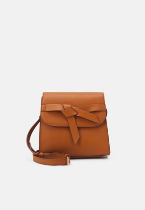 Sac à main en cuir marron avec un rabat, accent de nœud et bandoulière réglable. Forme rectangulaire, texture lisse, design minimaliste.