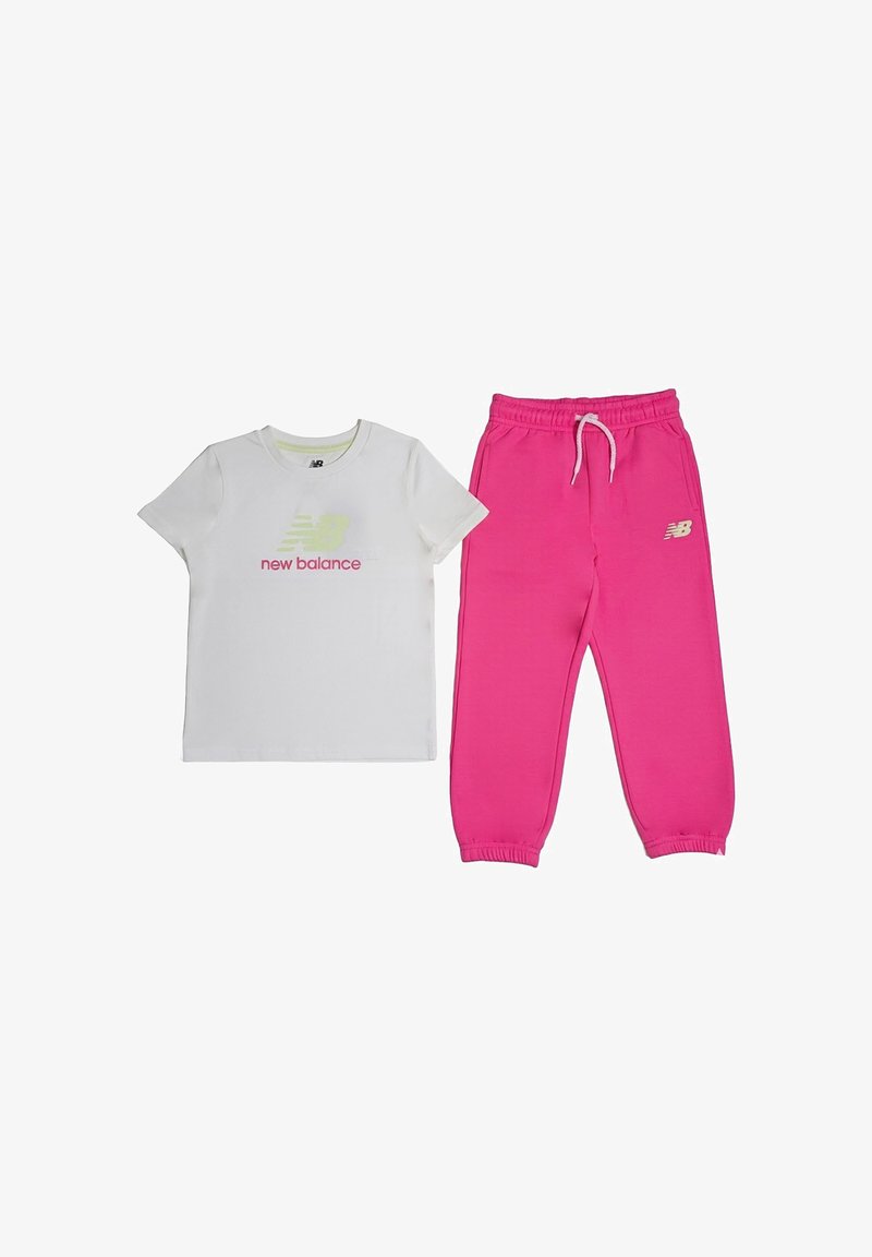 T-shirt bianca in cotone con il logo "new balance" in verde e rosa, abbinata a pantaloni della tuta rosa con polsini elastici e vita regolabile con coulisse.