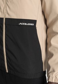 Jack & Jones BARTON LIGHT STAND COLLAR JACKET - Casaco de verão - crockery