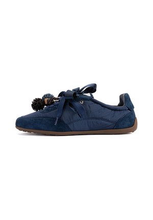 Baskets décontractées bleu marine avec accents en daim, semelle marron, larges lacets en satin et pompons décoratifs à l'avant.