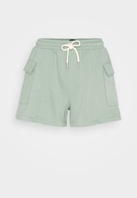 Shorts en coton vert clair comportant une taille élastique avec un cordon de serrage et des poches latérales. Texture lisse, design décontracté.