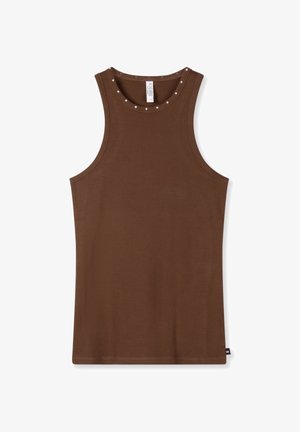Bruin katoenen tanktop met een geribbelde textuur, voorzien van een ronde halslijn versierd met kleine, gelijkmatig verspreide decoratieve studs.