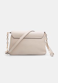 Borsa in pelle beige con chiusura a patta, tracolla in catena e pelle, forma rettangolare, texture liscia, design minimalista.