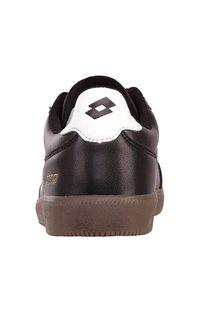 Czarny skórzany sneaker z białymi akcentami, wyposażony w teksturowaną podeszwę, zaokrąglony kształt oraz wyraźne logo na pięcie.