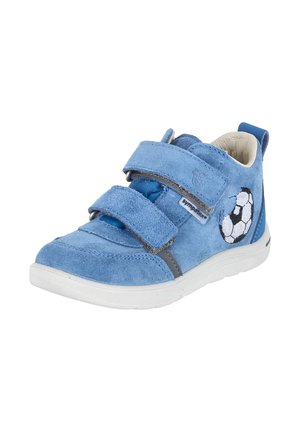 Niebieski zamszowy dziecięcy sneaker z podwójnymi paskami na rzepy, białą podeszwą i haftem piłki nożnej z boku.