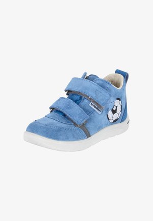 Niebieski zamszowy dziecięcy sneaker z podwójnymi paskami na rzepy, białą podeszwą i haftem piłki nożnej z boku.