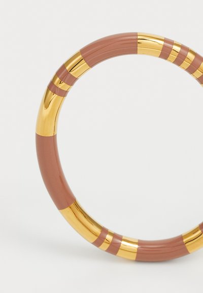 Bracciale dorato e rosa con sezioni alternate brillanti e opache; design circolare liscio con un audace motivo a strisce.