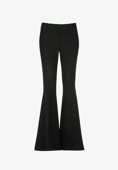 Melnas izplūstošas bikses, kas izgatavotas no teksturētas auduma, ar spīguļojošu rakstu, piegulošu jostasvietu un izplūstošām kājām, kas paplašinās no ceļgaliem.