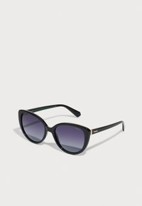 Ochelari de soare negri cu o formă supradimensionată în stil cat-eye, lentile gri gradient și un finisaj lucios. Include accente de hardware aurii pe brațe.
