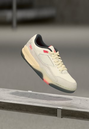JORDAN FLIGHT COURT - Sportcipő - pale ivory/infrared 23/anthracite