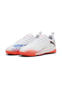 Weiße Sportschuhe mit einer strukturierten Oberseite, die ein blaues und orangefarbenes Farbverlaufmuster aufweist, pinke Akzente und eine Gummisohle mit kleinen Noppen.