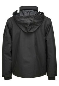 Fekete vízálló dzseki kapucnival, sima felülettel, állítható mandzsettákkal és letisztult, minimalista dizájnnal. Nincs látható márkajelzés.