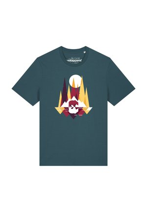 Dunkelgrünes T-Shirt mit einem geometrischen Design aus Kiefern, Bergen, einem Bären und einem Vollmond in Gelb, Rot und Weiß.