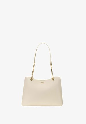 Kremowa torebka tote z ekoskóry z złotymi łańcuszkami, o wyraźnie prostokątnym kształcie oraz z plakietką logo z przodu. Gładka tekstura.