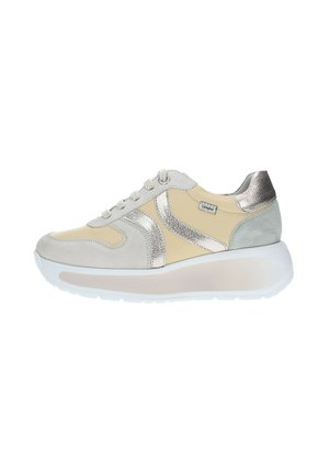 Sneaker con tomaia in suede giallo e grigio chiaro, dettagli in metallo argento, lacci rotondi e suola bianca chunky. Superfici testurizzate presenti.