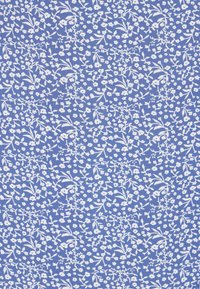 Blaustoff mit einem kleinen, sich wiederholenden weißen Blumenmuster, das zarte Ranken und Blätter enthält und ein strukturiertes Aussehen schafft.