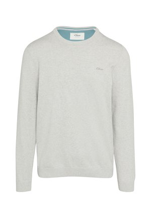Lichtgrijze trui van zachte stof, met een ronde hals, lange mouwen en een klein logo op de bovenste linkerborst.
