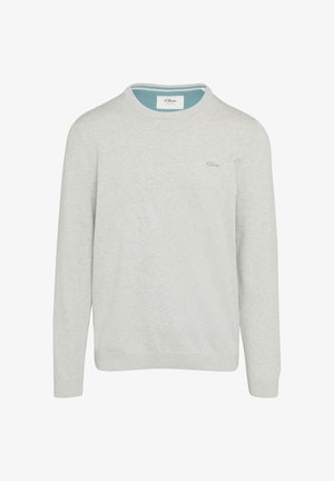 Chandail gris clair en tissu doux, avec un col rond, des manches longues et un petit logo dans la partie supérieure gauche de la poitrine.