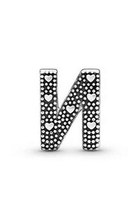 Diseño de la letra "N" en plata con superficie texturizada, que presenta pequeños corazones y patrones punteados, añadiendo dimensión y detalle.