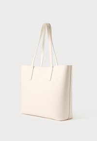 Bezs színű bevásárlótáska texturált szintetikus anyagból, két lapos pánttal és éles sarkú, minimalista dizájnnal.