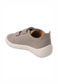 Szare zamszowe buty z podwójnymi rzepami, biała gumowa podeszwa, kontrastowe żółte szwy, zaokrąglony czubek i teksturowany obcas.