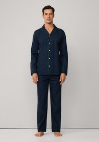 Conjunto de pijama a rayas en azul marino y verde con mangas largas, cuello, bolsillo en el pecho y cierre de botones en la parte delantera; material de algodón ligero.
