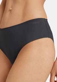 Perizoma nero realizzato in tessuto liscio, con un design a vita bassa e cuciture minime. Presenta un piccolo logo grigio sulla cintura.