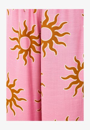 Roze stof met grote zonmotieven in bruin met witte omtrekken. De textuur lijkt glad en lichtgewicht, geschikt voor warm weer.