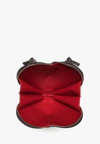 Sac en cuir marron avec une fermeture éclair, doté d'un intérieur rouge vif. Plusieurs compartiments garantissent un rangement organisé.