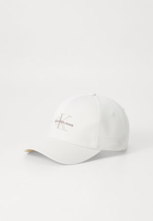 Hvid Calvin Klein baseballkasket med buet skygge og broderet logo centreret på frontpanelet.