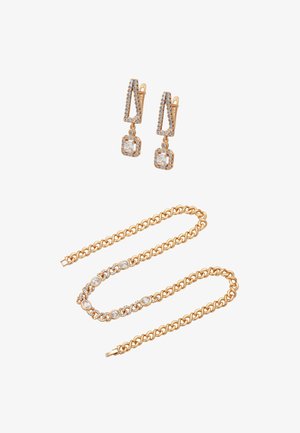 Set de bijuterii aurii, format din cercei drop geometrici cu rhinestones și un colier cu lanț legat, împodobit cu accente sclipitoare.